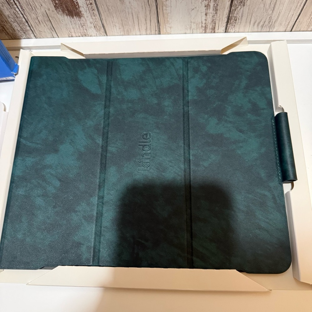 Kindle Scribe Premium Leather Cover - Green - Picture 5 of 10